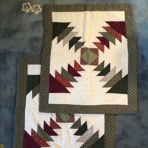 PAIR OF VTG QUILT DESIGN PILLOW SHAMS